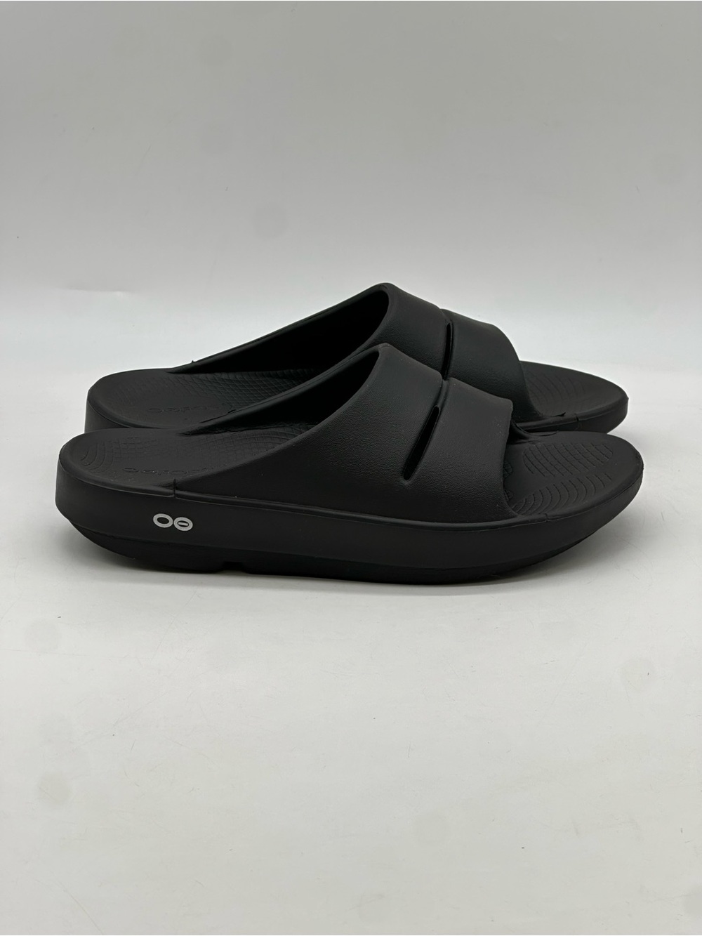 OOFOS Sandals. Size 8.